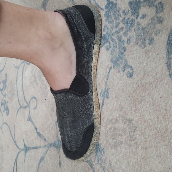 Used Ugg slip on sneakers - Picture 3 of 8